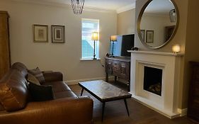 Stunning Beverley Bungalow W Fireplace, Private Parking, And Garden