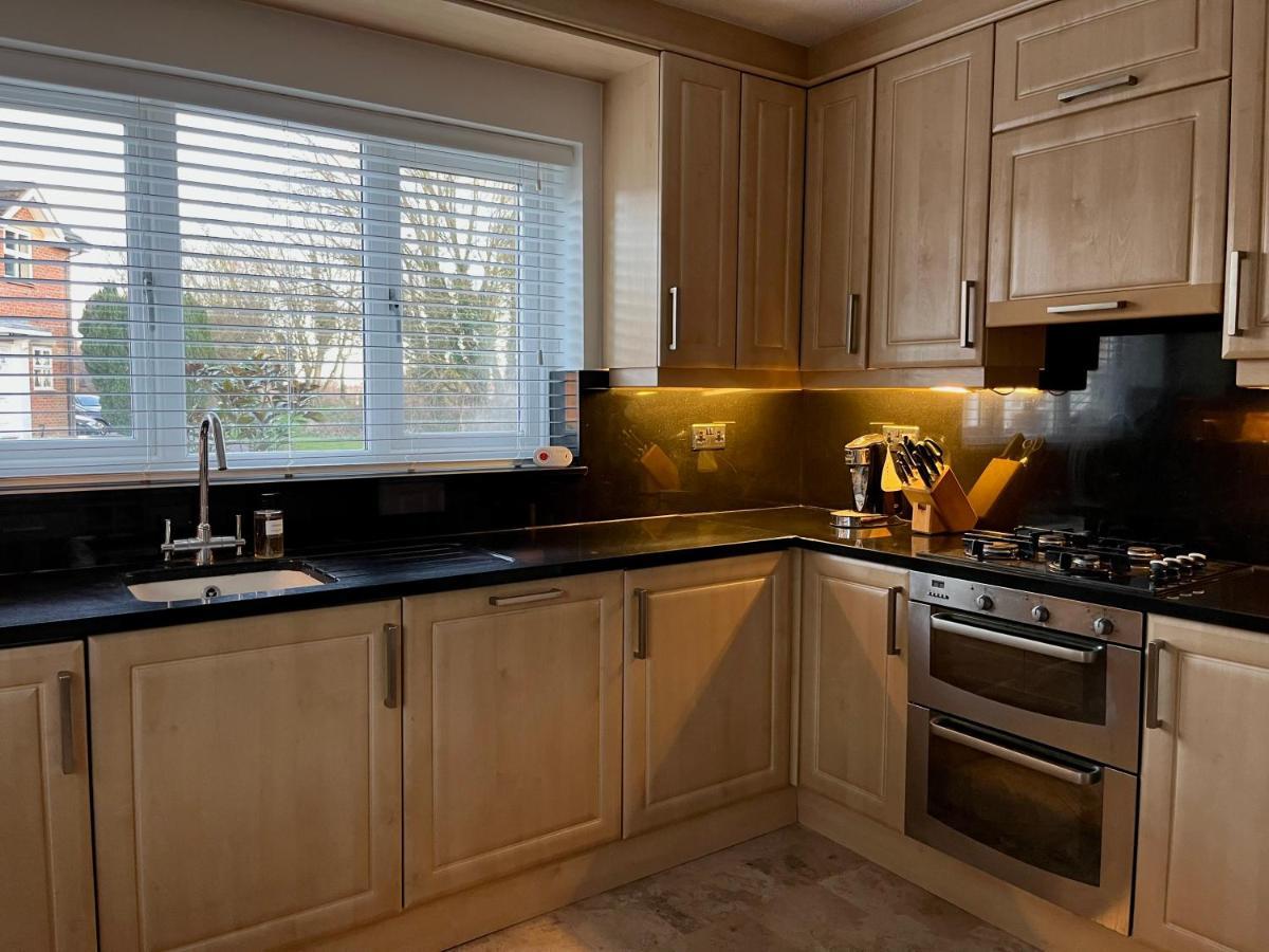 Stunning Beverley Bungalow W Fireplace, Private Parking, And Garden Exterior photo