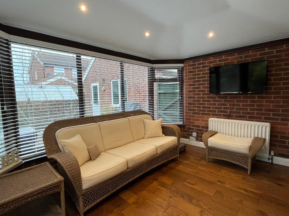 Stunning Beverley Bungalow W Fireplace, Private Parking, And Garden Exterior photo
