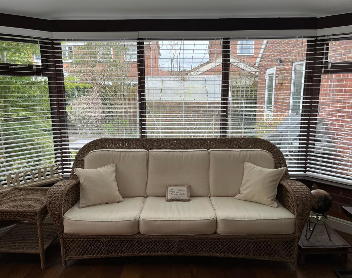Stunning Beverley Bungalow W Fireplace, Private Parking, And Garden Exterior photo