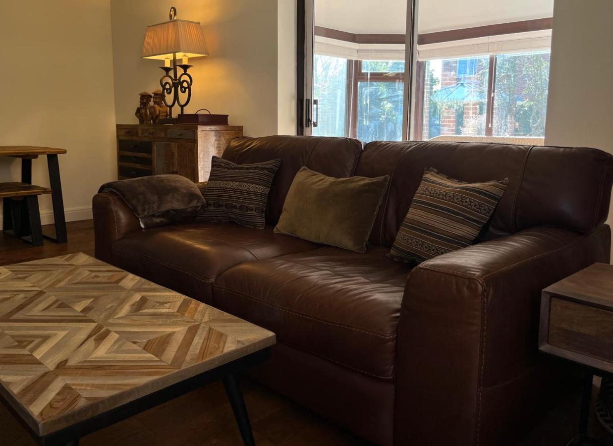 Stunning Beverley Bungalow W Fireplace, Private Parking, And Garden Exterior photo