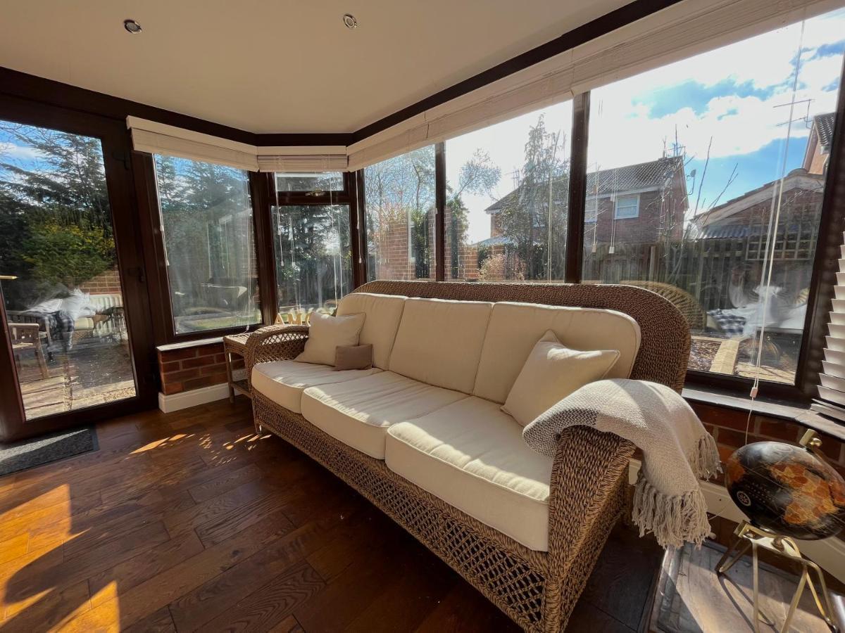 Stunning Beverley Bungalow W Fireplace, Private Parking, And Garden Exterior photo